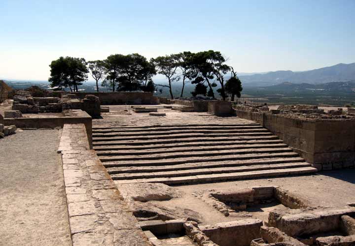 بازدید از ویرانه های شهر تاریخی فائستوس از جاذبه های سفر به یونان به شما می رود.