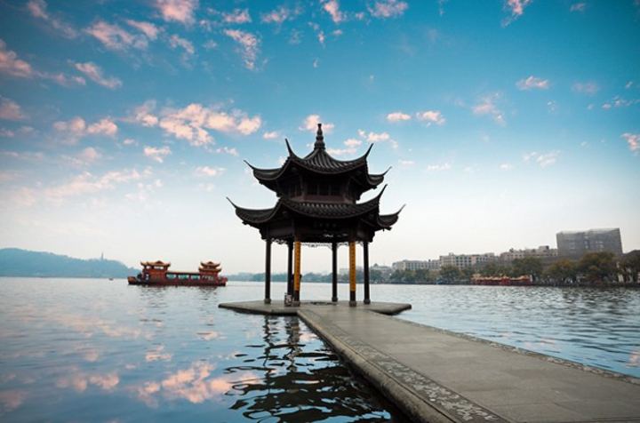دریاچه غرب - سفر به چین