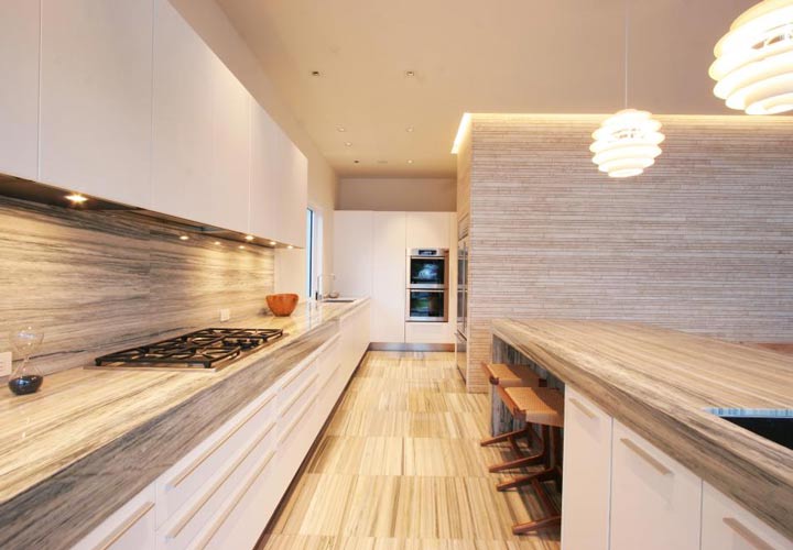 دکوراسیون آشپزخانه مدرن - آشپزخانه‌ای خنثی با روکابینتی‌های سنگی طویل