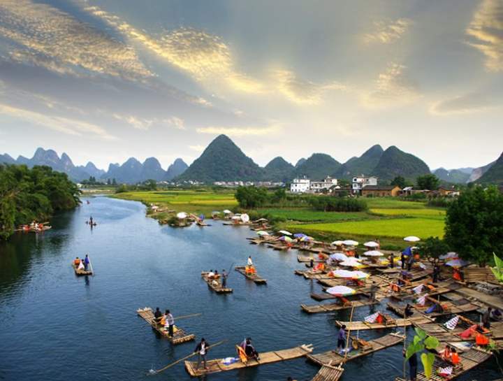 قایق سواری در رودخانه لی از جاذبه های گردشگری سفر به چین