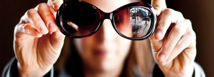 عینک پلاریزه - تشخیص پلاریزه بودن عینک با سطح براق 