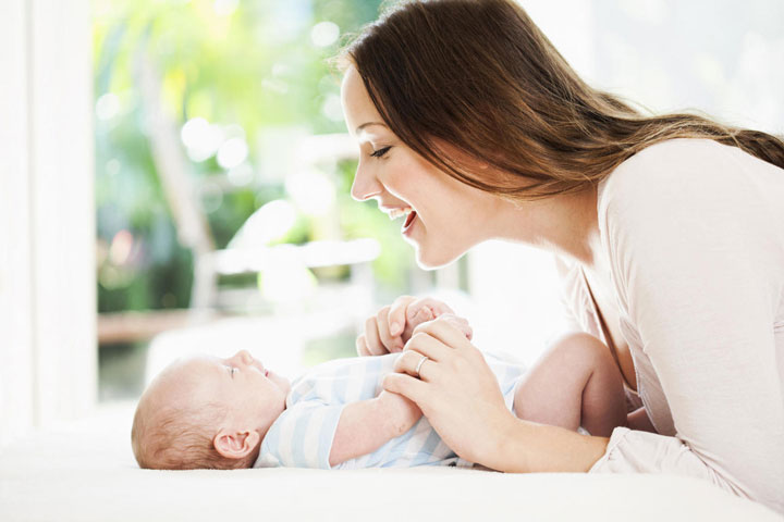 تقویت هوش نوزاد - مادر در حال بازی با نوزاد