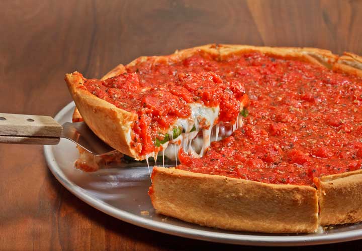 انواع پیتزا - پیتزای شیکاگو خمیز ضخیمی دارد که لبه های آن از سایر قسمت ها بالاتر می آید.