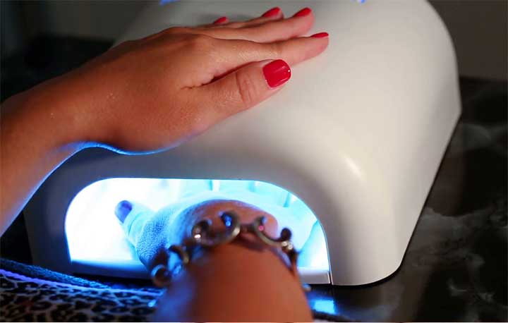 ژلیش ناخن با دستگاه uv