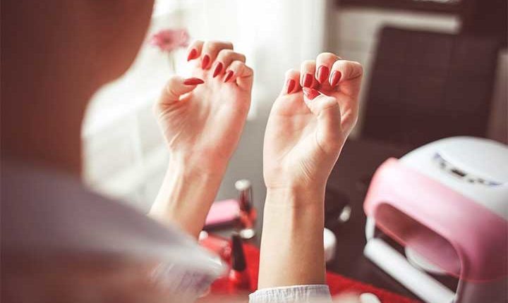 نگاه به ناخن های ژلیش شده