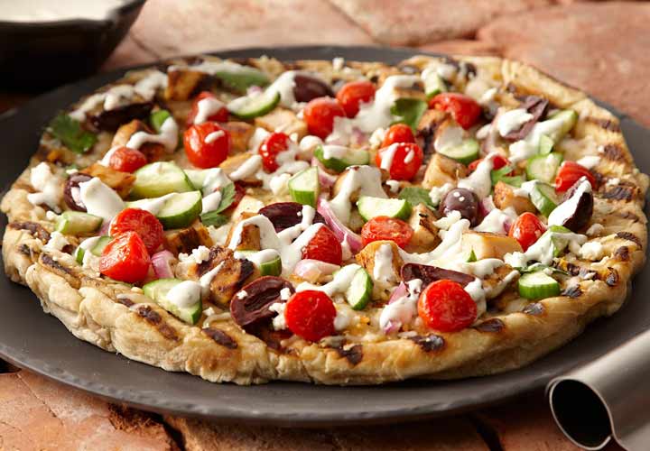 انواع پیتزا - پیتزای یونانی خمیری پفکی دارد که از پیتزای ناپلی کلفت‌ تر و از پیتزای شیکاگو و سیسیلی نازک‌ تر است.