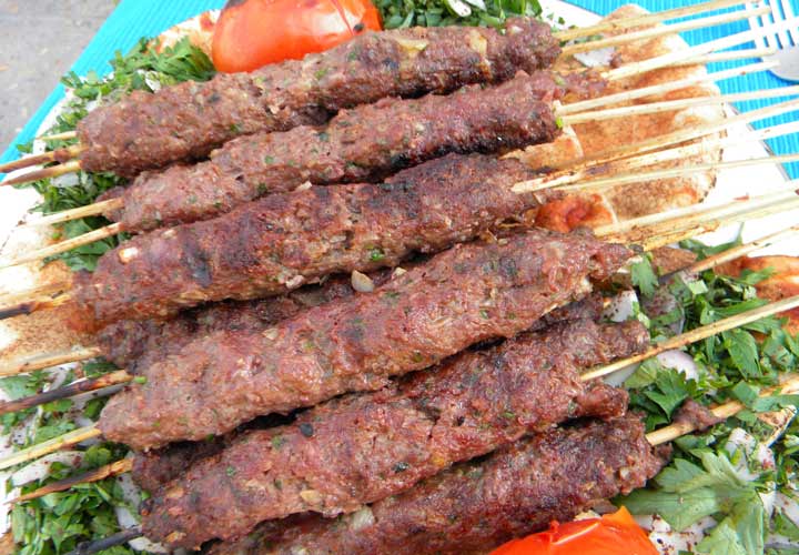بهترین غذاهای لبنانی - کفته نوعی گباب است که از گوشت چرخ شده و ادویه درست می شود.