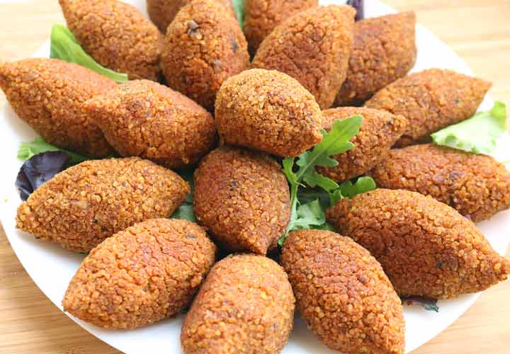 بهترین غذاهای لبنانی - کیبه نوعی غذا است که از گوشت چرخ کرده و ادویه و گیاهان درست می شود.