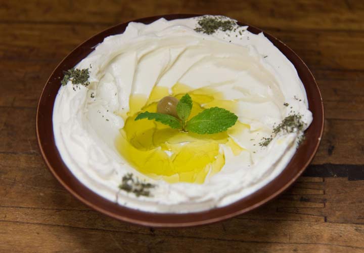 بهترین غذاهای لبنانی - لبنه یا ماست چکیده در ترکیب با نان و سبزیجات غذای خوبی است.