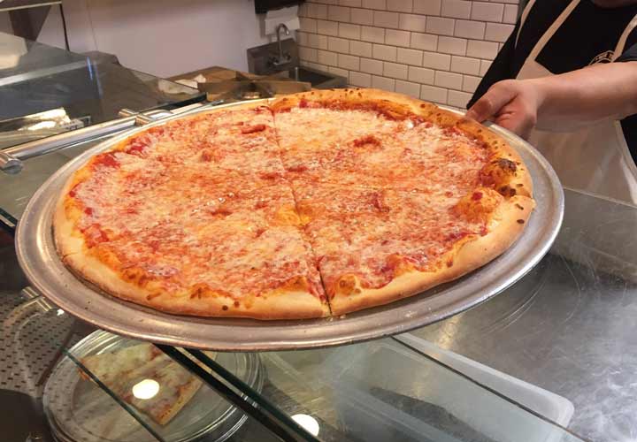 انواع پیتزا - این پیتزا خمیر نازکی دارد ولی تحمل قطر نیم متری این پیتزا را دارد.