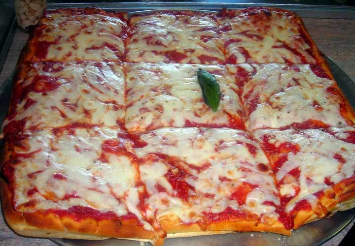 انواع پیتزا - پیتزای سیسیلی ترکیب ساده‌ ای از گوجه‌ فرنگی و پنیر موتزارلاست که به شکل چهارگوش تهیه می شود.