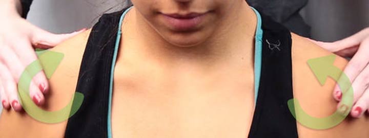ماساژ گردن - قسمتهای بالایی بازو را ماساژ بدهید