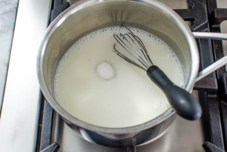 طرز تهیه پاناکوتا - حل کردن شکر در شیر