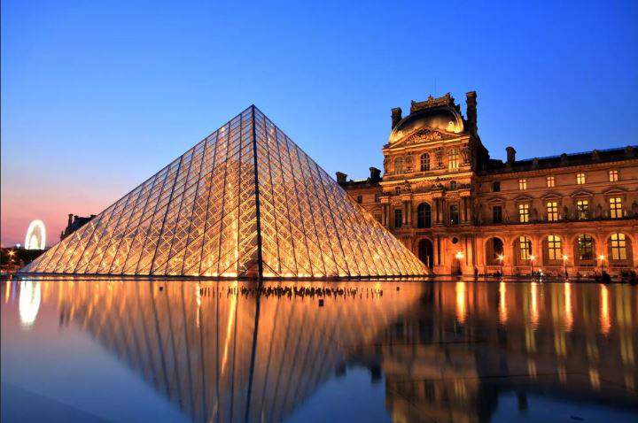 معروف ترین موزه های جهان - ورودی هرمی شکل موزه لوور پاریس