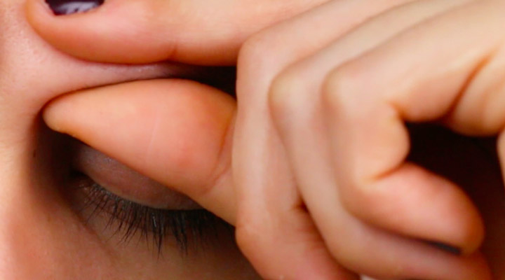 درمان سردرد با ماساژ - فشار به ماهیچه های حلقوی چشم