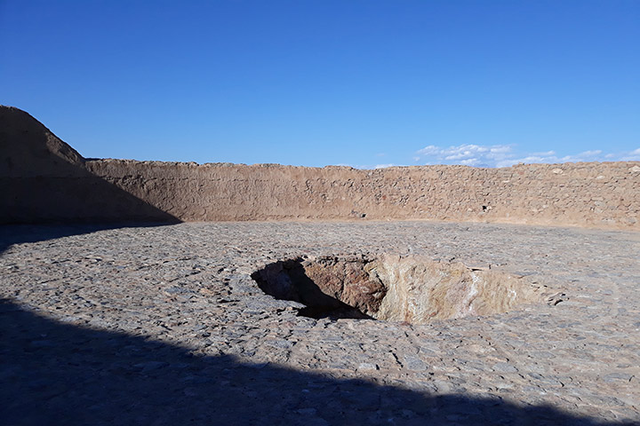Travel guide to Yazd - Zoroastrian crypt