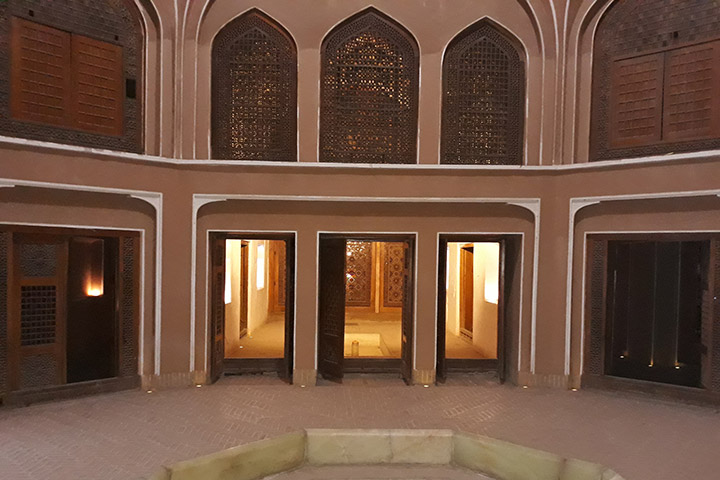 Travel guide to Yazd - Dolatabad porch building