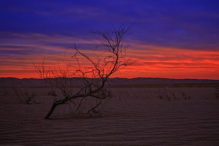 Sunset of Rig Jan Desert - Photo by Taha Ghochanlu