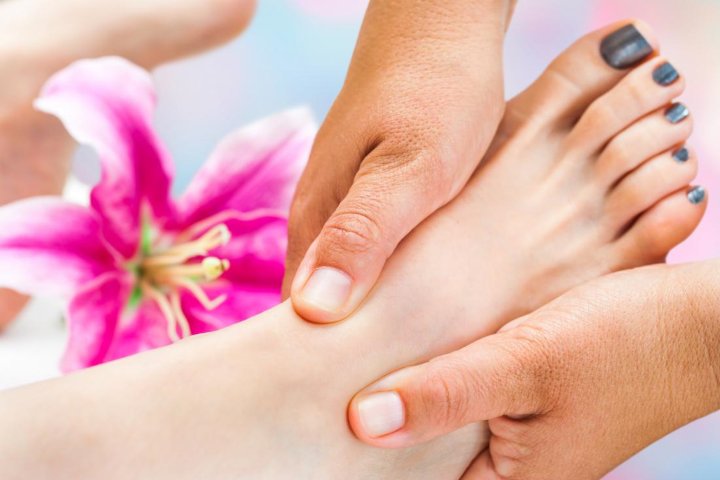 ماساژ پا - تکنیک کشیدن کف پا به طرفین