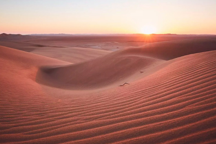 Sunset on the sand dunes of the Rig Jan Desert - Photo by thomasflensted.com