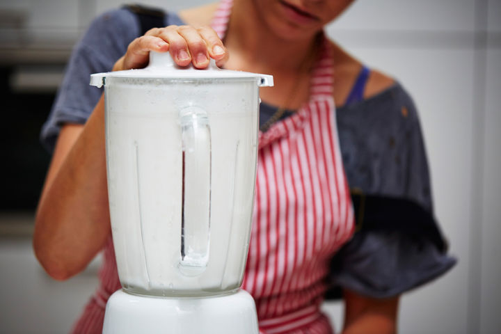طرز تهیه شیر بادام خانگی - میکس بادام و آب در مخلوط کن
