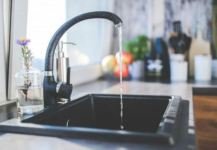 روش صحیح نوشیدن آب برای رفع عطش و تشنگی - آب شیر قیمت ارزانی داشته و در اکثر نقاط آب سالمی است.