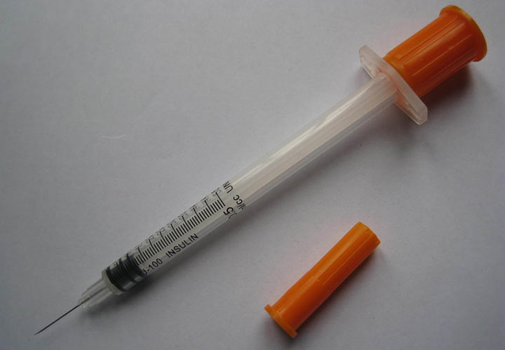 نحوه تزریق انسولین - سرنگ‌ ­ها از نظر میزان انسولین تزریقی و اندازه سوزن متفاوت هستند.