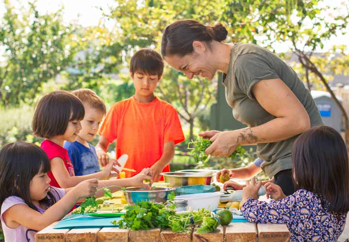 ۱۷ مهارت زندگی برای آموزش مسئولیت‌پذیری به کودکان - یادگرفتن آشپزی باعث می شود فرزندتان در آینده کمتر برای غذا هزینه بکند.