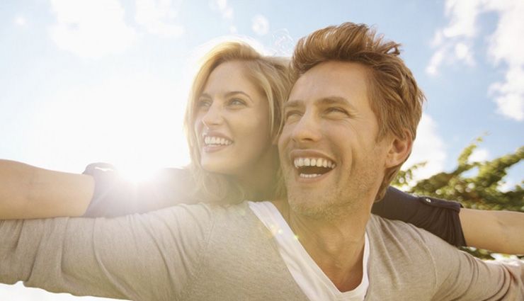 ۱۳ کار ساده‌ای که زوج های خوشحال هر روز انجام می‌دهند