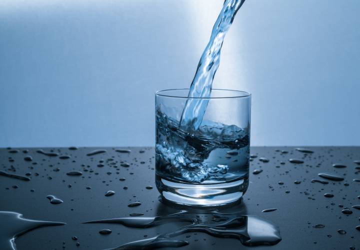 ترفندهای آسان و کاربردی برای خنک شدن در شب‌هاب گرم تابستان - نوشیدن آب قبل از خواب به خنک شدن کمک می کند.