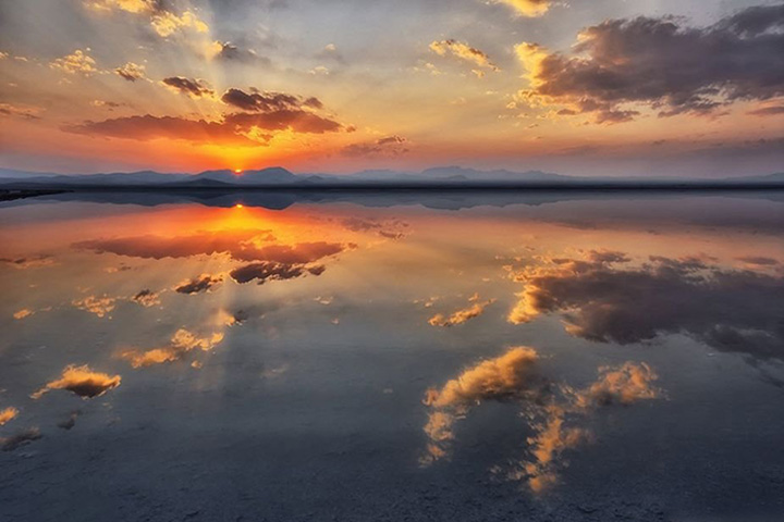 Hoz Sultan Lake - Photo by Behnam Saffarzadeh - Lakes of Iran