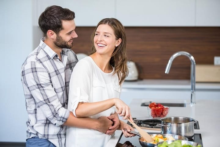 برای اینکه بتوانید بین کار و خانواده تعادل برقرار کنید، با همسرتان وقت بگذرانید.