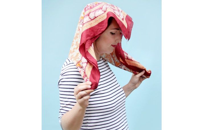مراحل بستن روسری به سبک زنان خانه دار دهه ۵۰ میلادی