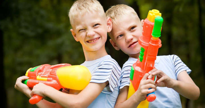 بازی با تفنگ آب‌پاش-چند ایده سرگرم‌کننده برای بازی کودکان در فضای باز