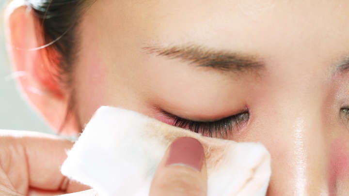 پاک کردن آرایش چشم‌ها-وازلین برای پوست صورت