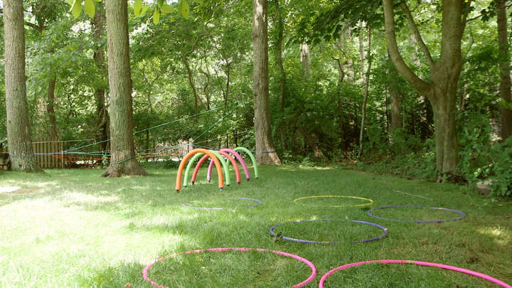 عبور از موانع-چند ایده سرگرم‌کننده برای بازی کودکان در فضای باز