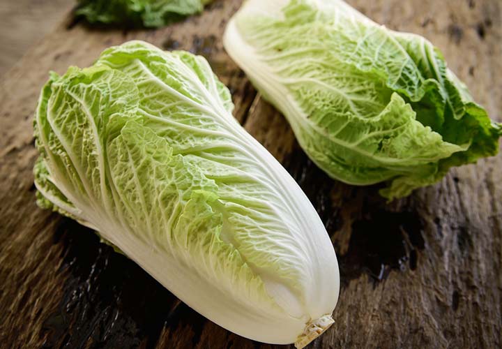 آخر تابستان چه سبزیجاتی بکاریم؟ - یکی از سبزیجات مناسب برای کاشتن در این فصل کاهوی چینی است.