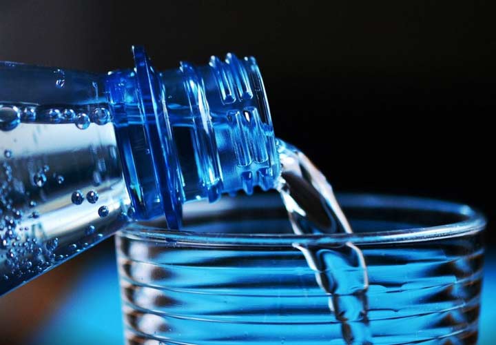 علت تشنگی زیاد در طول روز - بهترین راه برای شروع سرکوب تشنگی نوشیدن بیشتر آب است.