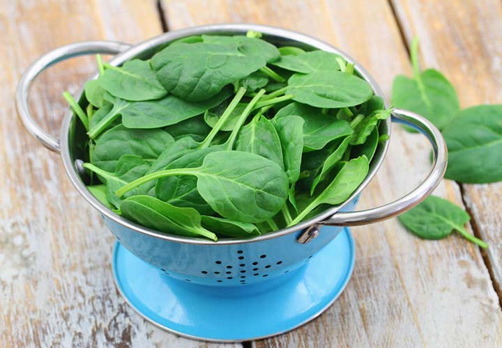 آخر تابستان چه سبزیجاتی بکاریم؟ - یکی از سبزیجات مناسب برای کاشتن در این فصل اسفناج است.