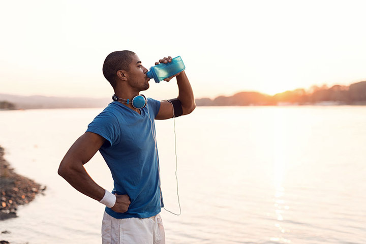 قبل و بعد از ورزش روزانه نوشیدن مایعات را فراموش نکنید