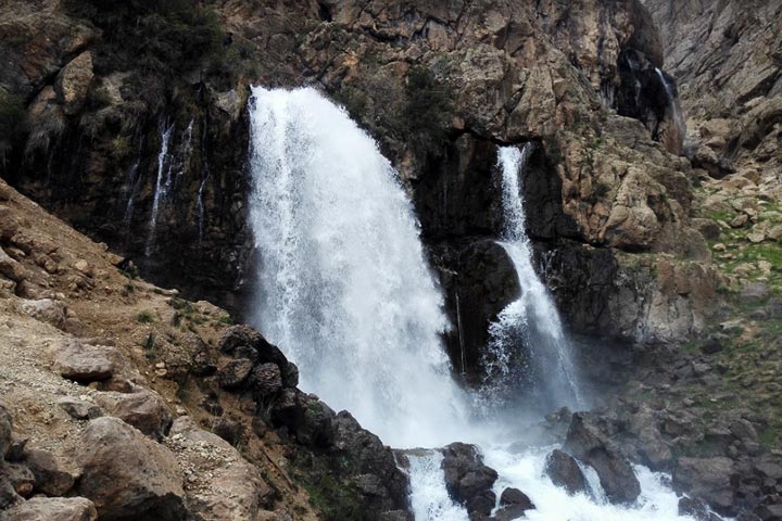 Chakan waterfall from Lorestan waterfalls - Photo by Masoud Ghazizadeh