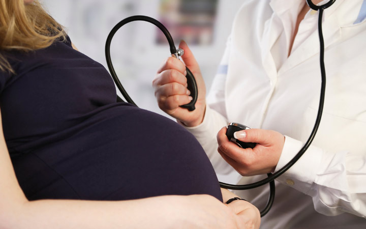بارداری در سنین بالا - زنان مسن باید بیشتر تحت نظارت پزشک باشند