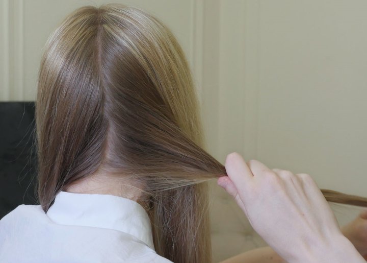 آمبره چیست - تقسیم کردن موها به چند قسمت برای راحت تر دکلره کردن آنها