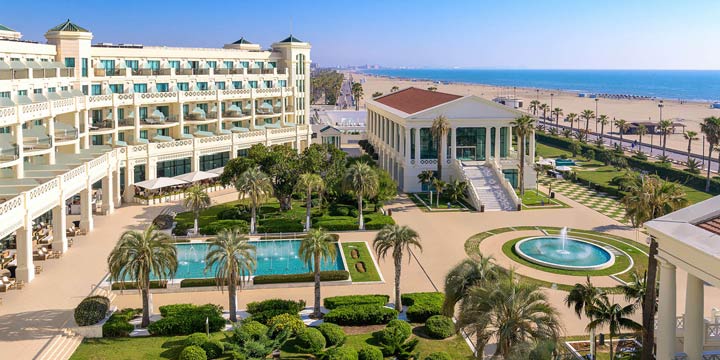 Familiarity with tourist attractions before booking a hotel