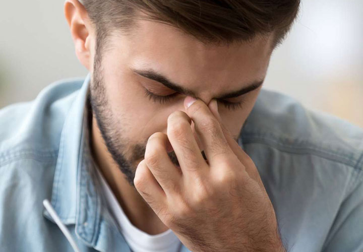 فشردن پل بینی برای کنترل گریه