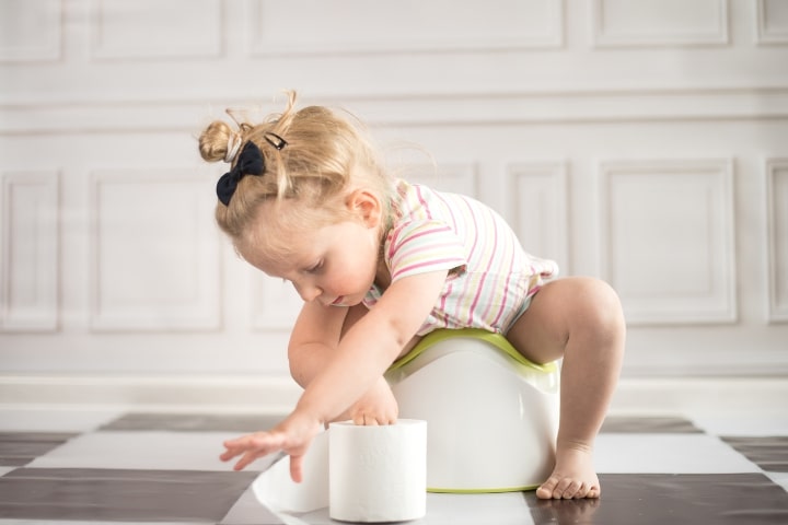پوشک خونی یعنی چه؟ خونیشدن پوشک به دلیل یبوست