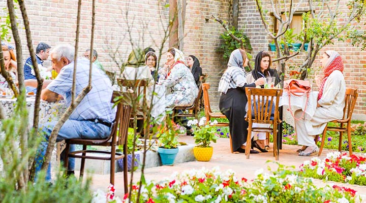 کافهنشینی از پیشنهادهای راهنمای تهران گردی در روزهای بهاری