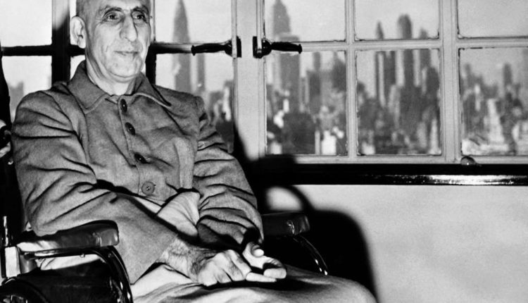 محمد مصدق در نیویورک روی صندلی چرخدار نشسته است