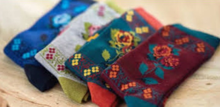 برای بهره مندی از فواید خوابیدن با جوراب چه جورابهایی بپوشیم - جوراب ها رنکی