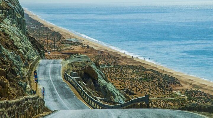 جاده ساحلی چابهار به بندر گواتر یکی از زیباترین جاده های ایران